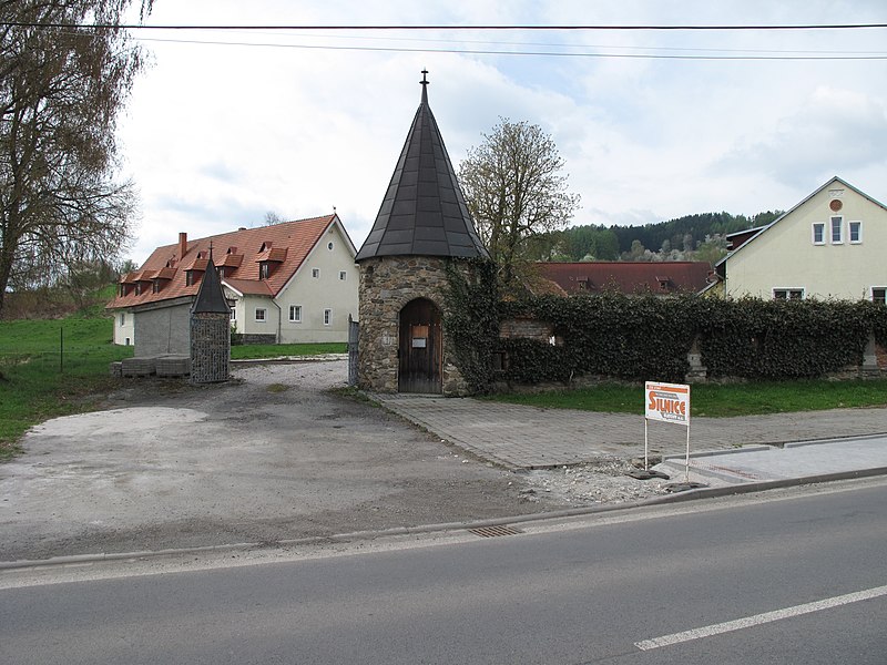 File:Vrhaveč, brána.jpg