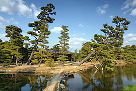 Yōsui-tei im Hintergrund