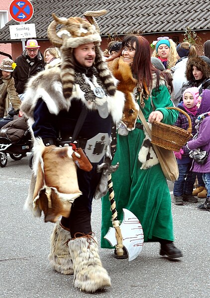 File:Weingarten Narrensprung 2011 Wikinger 07.jpg