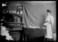 Mujer en una cocina en Rainy River District, c.  1905.