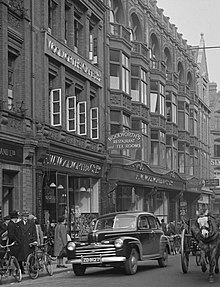 Woolworths on Grafton Street in 1946 Woolworths's Grafton Street, Dublin in 1946 (cropped).jpg
