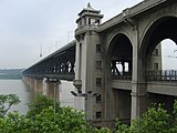 Podul Wuhan, prima trecere a râului, a fost finalizat în 1957 și, de asemenea, construit cu sprijin sovietic.