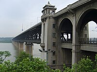 Cwblhawyd Pont Afon Wuhan Yangtze, y bont gyntaf sy'n croesi Yangtze, ym 1957.