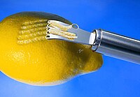 Zesteur en action sur un citron.