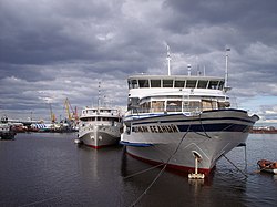 Riviercruiseboten Demjan Bedny en Mechanik Koelibin in de haven