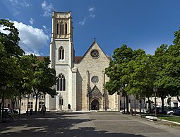 (Agen) Cathédrale Saint-Caprais - Vue de la Place du Maréchal Foch.jpg