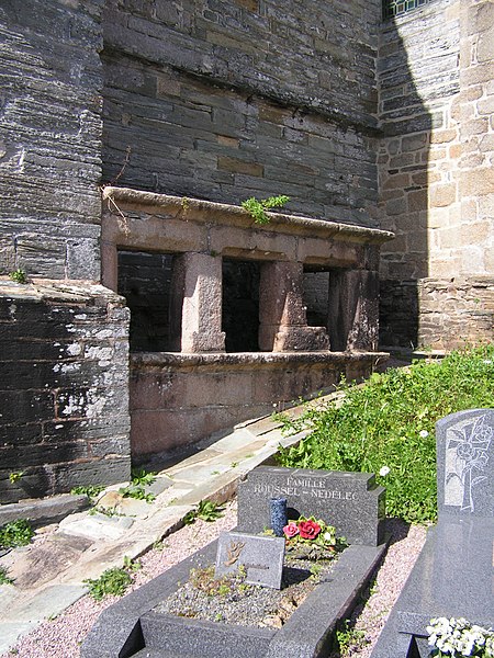 File:Église de la Trinité de Brélévenez - Reliquiaire d'attache.jpg