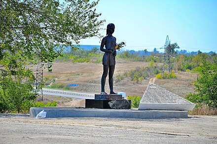 Солдатское поле. Мемориальный комплекс Солдатское поле Волгоград. Мемориал Солдатское поле в Волгограде. Солдатское поле Волгоград Городище. Солдатское поле и мемориал в с. Россошки.