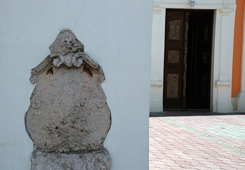 File:Надгробни споменик у порти цркве Вазнесења у Руми.JPG