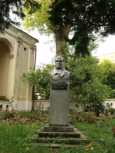 File:Пам'ятник вченому-хірургу, анатому і педагогу М. І. Пирогову.jpg