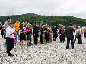 Ontmoetingsrequiem van de Circassiërs nabij de kust van de Zwarte Zee in de regio Toeapse