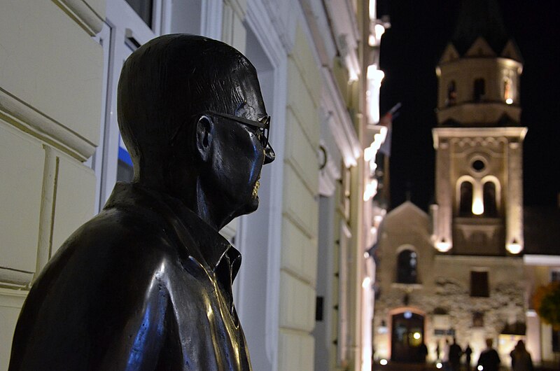 File:02013-10 Beksiński-Figur vor dem Rathaus Sanok.JPG