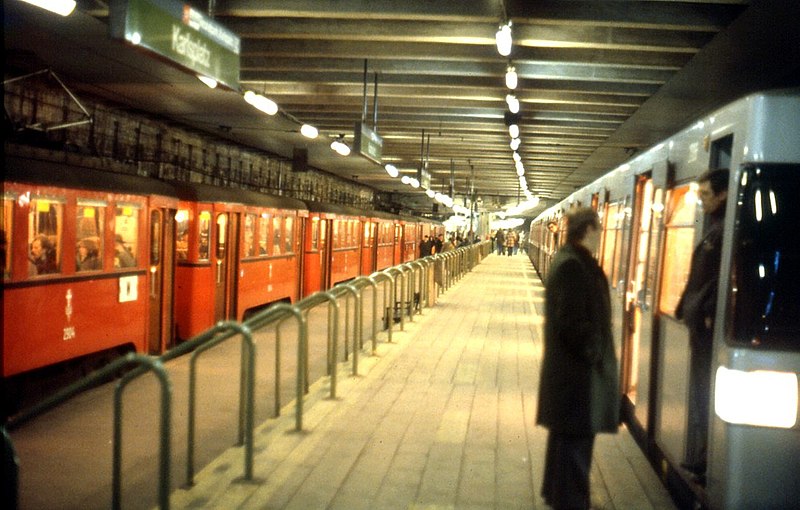 File:063R31121279 Haltestelle Karlsplatz, umsteigen von der Stadtbahn Typ N1 2904, zur U Bahn U 4 12.12.1979.jpg