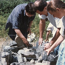 Citoyens de Larouche réalisant le Tacon Site de l'Emblème Animalier.