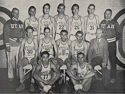 The 1943-44 University of Utah basketball team。写真中央21番がミサカ。その後ろの22番がアーニー・フェリン（英語版）[22]、その左29番がフレッド・シェフィールド（英語版）[22]で、ミサカの後にBAA入りしている。手前に座る17番はマス・マツノという人物[22]。
