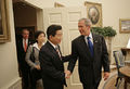 English: with GW Bush, October 2006 한국어: 2006년 10월 조지 부시 미국 대통령과 함께