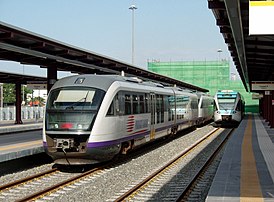 Пригородный дизель-поезд Siemens Desiro «Пирей» — «Коринф»[el] (слева) и автомотриса Stadler GTW[en] Пирей — «Аэродромио»[el] на станции «Пирей», июнь 2007 года