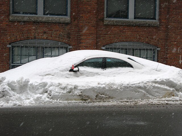 640px-2015_February5_snow_on_car_in_Cambridge_Massachusetts_USA_15943922944.jpg (640×480)