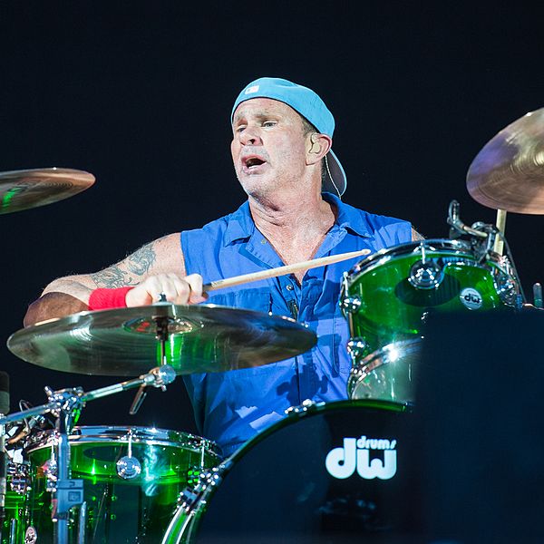 Smith drumming for RHCP in 2016