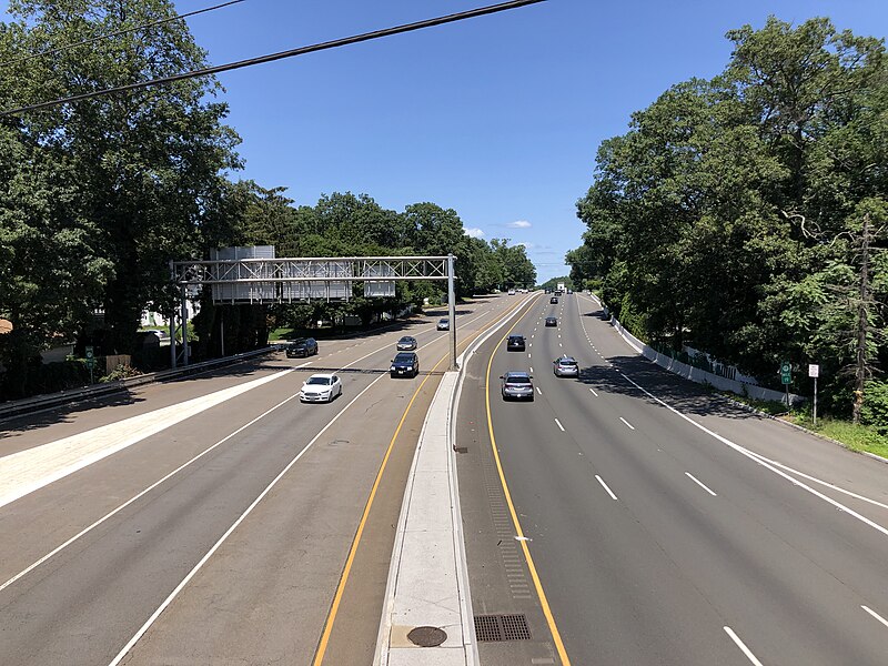 File:2021-07-31 12 42 47 View north along New Jersey State Route 17 from the pedestrian overpass at East Prospect Street in Waldwick, Bergen County, New Jersey.jpg