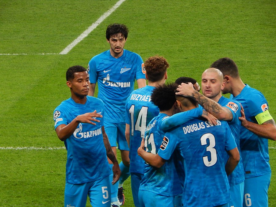 Футболисты российского клуба празднуют первый гол