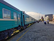 ザミンウード駅に到着した旅客列車