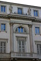 Detajl pročelja palače Tarsis v Milanu v Italiji