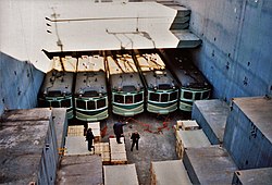 Cinc cotxes de la sèrie 400 a la bodega del vaixell Arkits Mayflower, al Port de Barcelona, el 21 de gener de 1998.