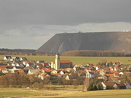 Ansicht von Rommerz mit dem Monte Kali von Neuhof und der kath. Mariä-Himmelfahrt-Kirche