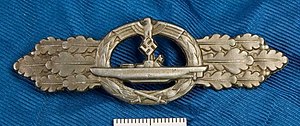 AM.086969 U-Boot-Frontspange U-boat Front Combat Clasp. Reproduction replica. Third Reich WWII military decoration award of Kriegsmarine Nazi Germany navy est. 1944. Photo Armemuseum Sweden. License CC BY 4.0 cropped.jpg