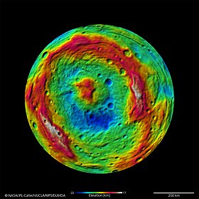 Mapa de elevación del hemisferio sur de Vesta a partir de datos de Dawn.  Las elevaciones más altas (rojo) son la muralla y la cresta central del cráter Reyasilvia