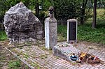 A Radnóti Miklós-emlékmű a költő kivégzésének helyszínén, az Öreg-Rábca töltésének oldalában