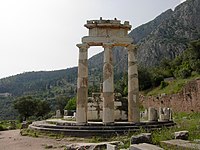 Lugal 393: Delphi (Leyiu: Delfi), encluyendu el antigu Tholos nel santuariu d´Athena Pronaia (Grecia)