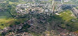 Flygfoto över Berlins stadsgräns vid Ahrensfelde.  I övre delen av bilden Marzahn, i undre delen av bilden Ahrensfelde.