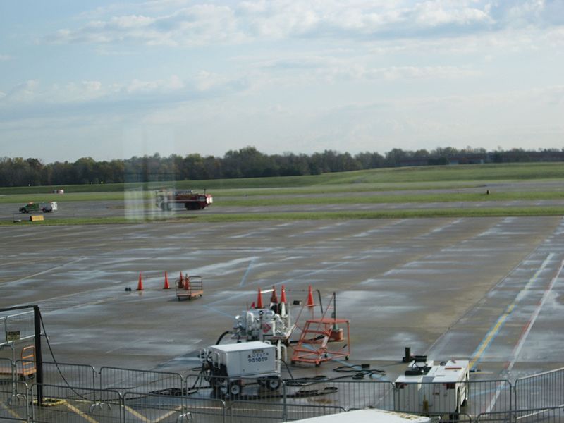 File:Aircraft Apron of Concourse B at CVG facing Runway 9-27.jpg
