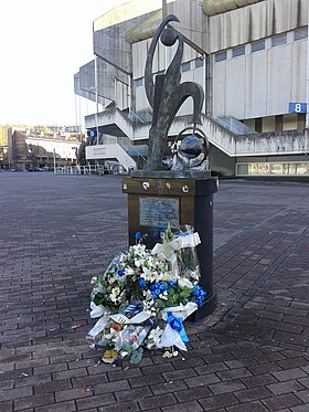 Monumento en memoria de Aitor Zabaleta cerca del estadio de Anoeta