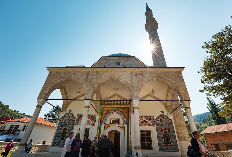 File:Aladža džamija u Foči.jpg