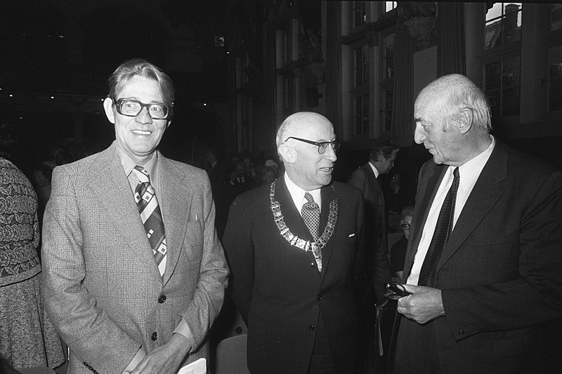 File:Albert Schweitzer herdenking in Tropenmuseum in Amsterdam vlnr prof dr R , Bestanddeelnr 927-5718.jpg