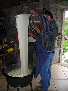 Réjouissances sur l'Aubrac : accordéon et aligot.