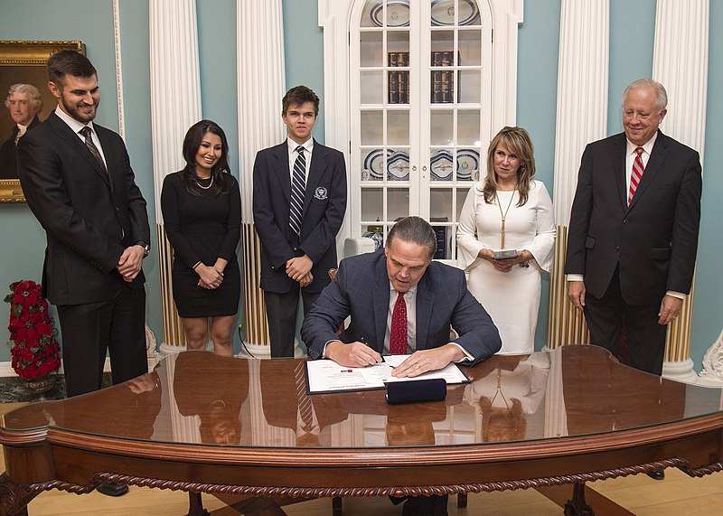 File:Ambassador Foote Signs His Appointment Papers After Being Sworn-in (39183226611).jpg