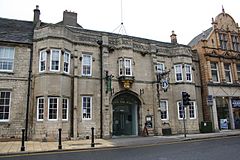 Die Vorderseite des Angel and Royal Hotels in Grantham zeigt die Vorderseite des Gebäudes mit einer Fassade aus dem 15. Jahrhundert.