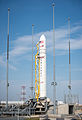 El coet Antares en vertical a la plataforma de llançament el 19 d'abril de 2013