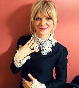 Arden Myrin interprète Regina.