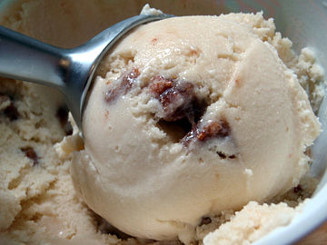 Bacon caramel maple ice cream (4728256410).jpg