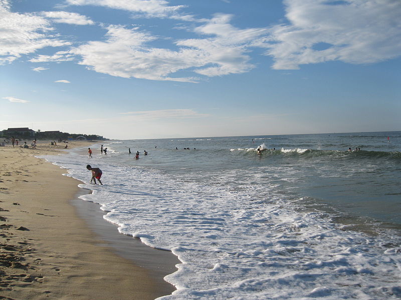 File:Bao Ninh Beach.jpg