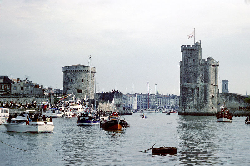 File:Bateaux de pêche dans l' avant-port de La Rochelle.jpg