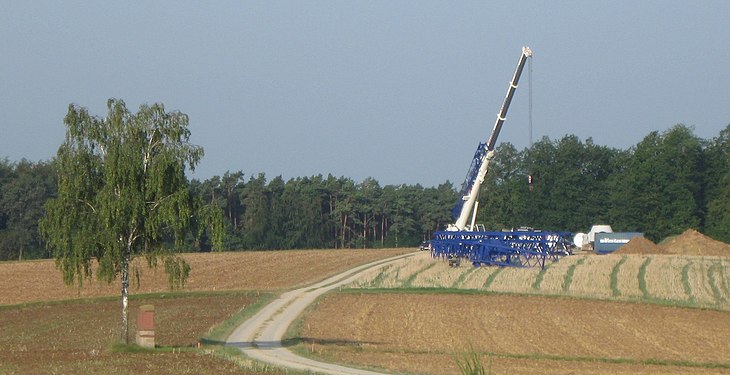 Bau von Windrädern - Baukran