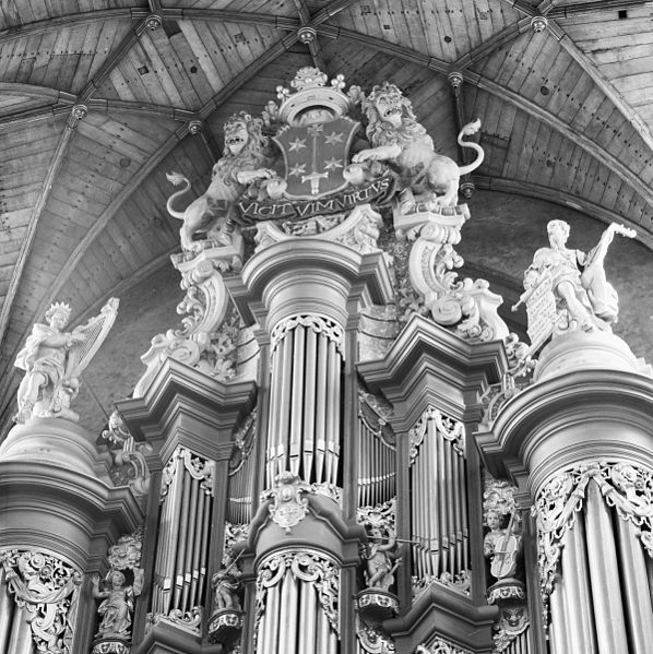 File:Bekroning van het bovenwerk van het orgel - Haarlem - 20098812 - RCE.jpg