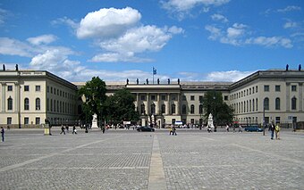 File:Berlin, Mitte, Unter den Linden, Hauptgebäude der Humboldt-Universität 02.jpg (Quelle: Wikimedia)
