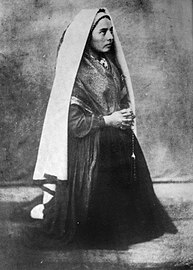 Bernadette Soubirous en 1861 photo Bernadou 4.jpg